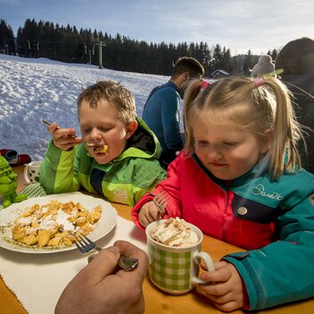Kaiserschmarrn und Kakao für die jungen Pistenflitzer | © STG | Tom Lamm