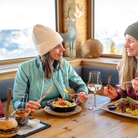 Skigenuss auf der Krummholzhütte | © TVB Schladming-Dachstein | Susanne Einzenberger