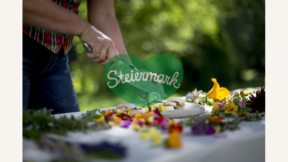 Blütenbutter von Naturpark-Kräuterköchin Magrit Krenn, Naturpark Zirbitzkogel-Grebenzen | © STG | Tom Lamm