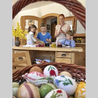 Ostereier färben mit Zwiebelschalen am Zehenthof in Semriach | © STG | Amra Candic
