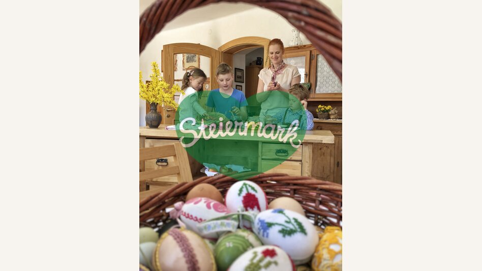 Ostereier färben mit Zwiebelschalen am Zehenthof in Semriach | © STG | Amra Candic