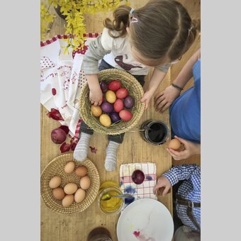 Ostereier färben mit Zwiebelschalen am Zehenthof in Semriach | © STG | Amra Candic