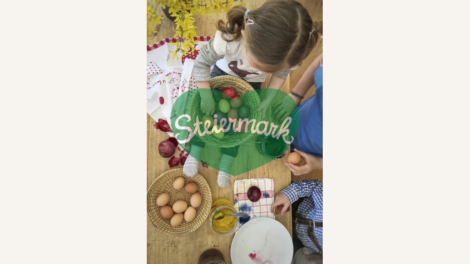 Ostereier färben mit Zwiebelschalen am Zehenthof in Semriach | © STG | Amra Candic