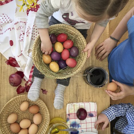 Ostereier färben mit Zwiebelschalen am Zehenthof in Semriach | © STG | Amra Candic