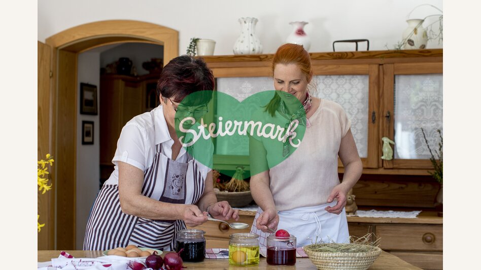 Ostereier färben mit Zwiebelschalen am Zehenthof in Semriach | © STG | Tom Lamm