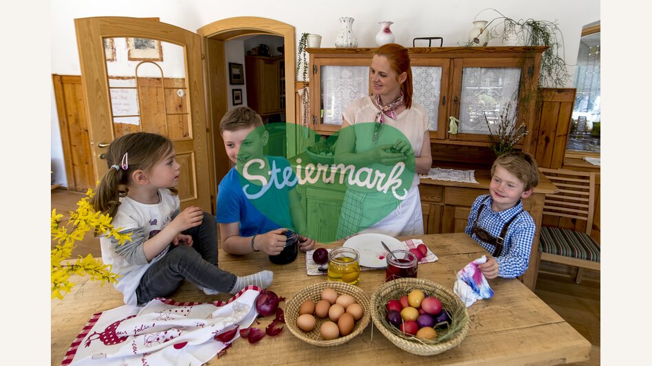 Ostereier färben mit Zwiebelschalen am Zehenthof in Semriach | © STG | Tom Lamm