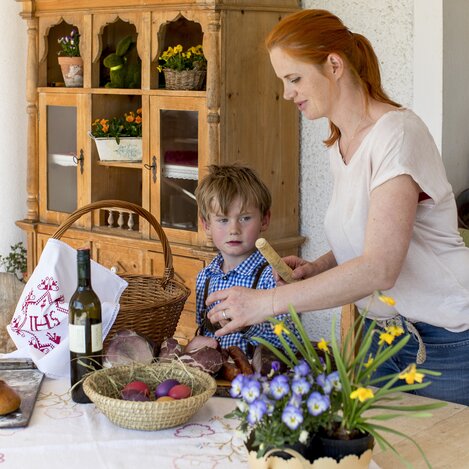 Weihkorb befüllen für die Segnung am Karsamstag | © STG | Tom Lamm