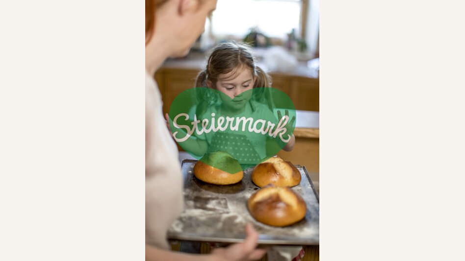 Osterbrot bzw. Pinzen backen am Zehenthof in Semriach | © STG | Tom Lamm