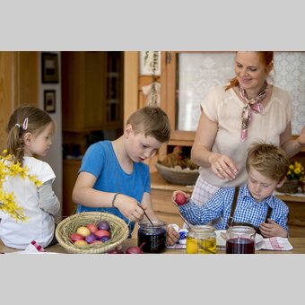 Ostereier färben mit Zwiebelschalen am Zehenthof in Semriach | © STG | Tom Lamm