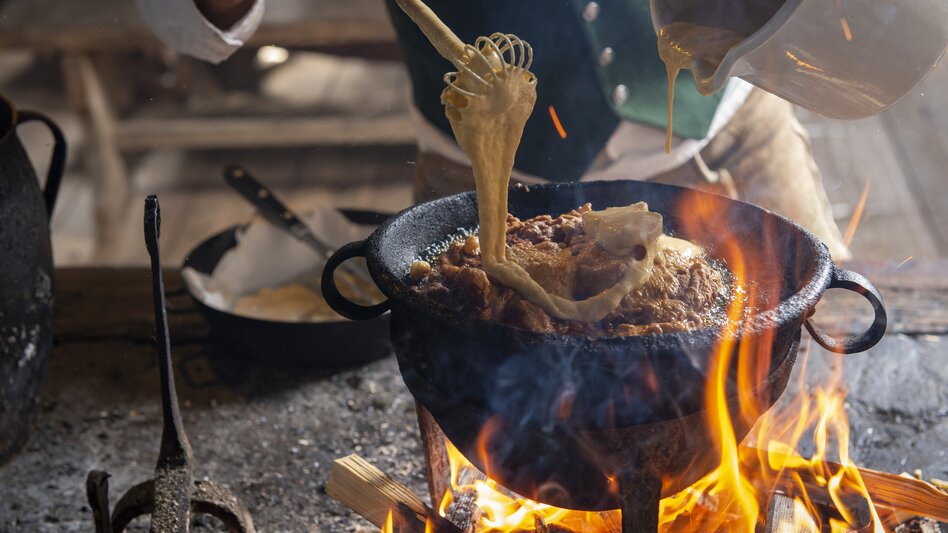 Baking a Häfennigl (cake in a pot) like 300 years ago at the Rauchstubenhaus in Edelschachen close to Anger | © Steiermark Tourismus | www.johannesgeyer.com