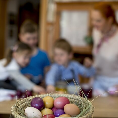 Ostereier färben mit Zwiebelschalen am Zehenthof in Semriach | © STG | Tom Lamm