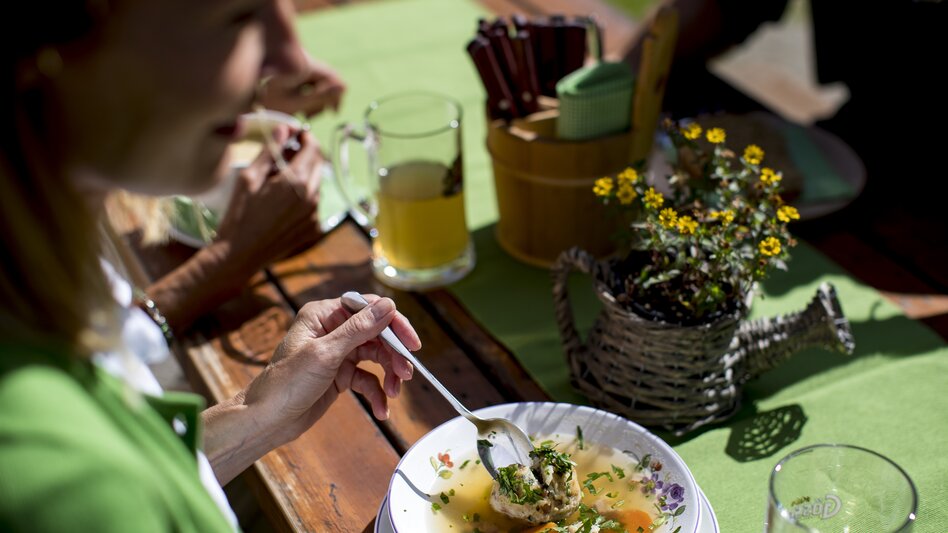Kaspress dumpling soup at the Putzentalalm | © Steiermark Tourismus | Tom Lamm