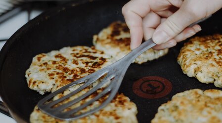 Kaspress dumplings at the Grundbauerhütte, Kleinveitschalm/Brunnalm | © Steiermark Tourismus | nicoleseiser.at