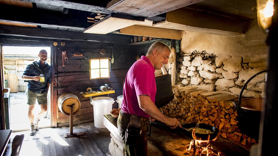 Kaiserschmarrn on open fire at the Putzentalalm | © Steiermark Tourismus | Tom Lamm