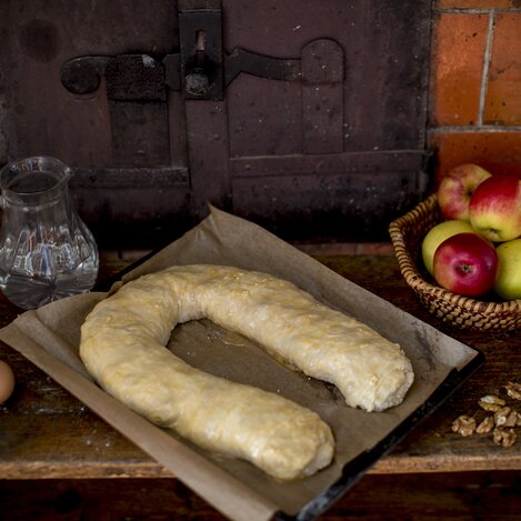 Apfelstrudel mit Zutaten | © STG | Tom Lamm
