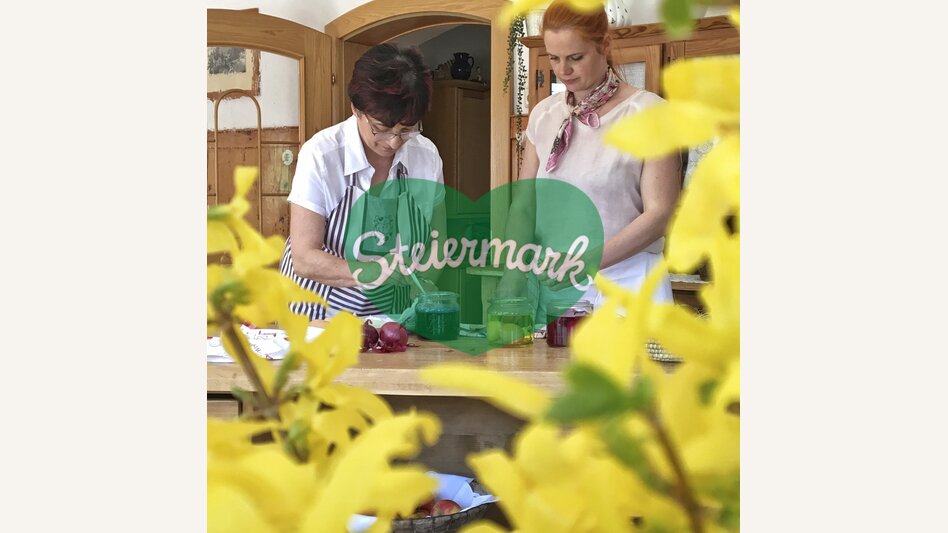 Ostereier färben mit Zwiebelschalen am Zehenthof in Semriach | © STG | Amra Candic