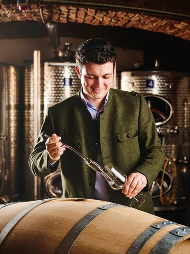 Franz Menhart tasting wine | © Südsteiermark | Michael Königshofer