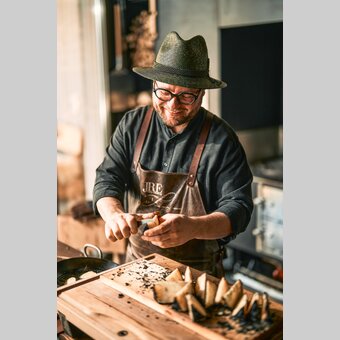 Haubenkoch Andreas Krainer in seiner Feiakuchl | © TV Hochsteiermark | Robert Maybach