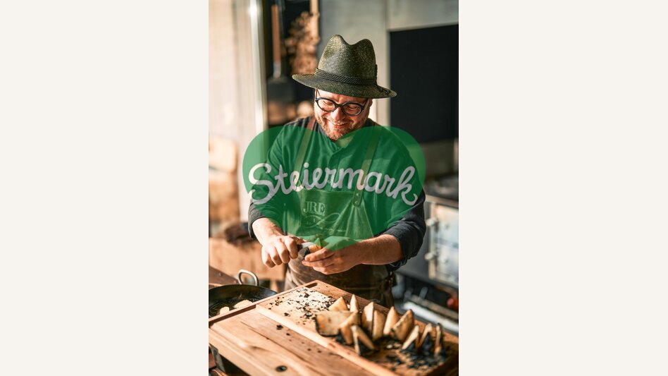 Haubenkoch Andreas Krainer in seiner Feiakuchl | © TV Hochsteiermark | Robert Maybach