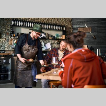 Haubenkoch Andreas Krainer in seiner Feiakuchl | © TV Hochsteiermark | Robert Maybach