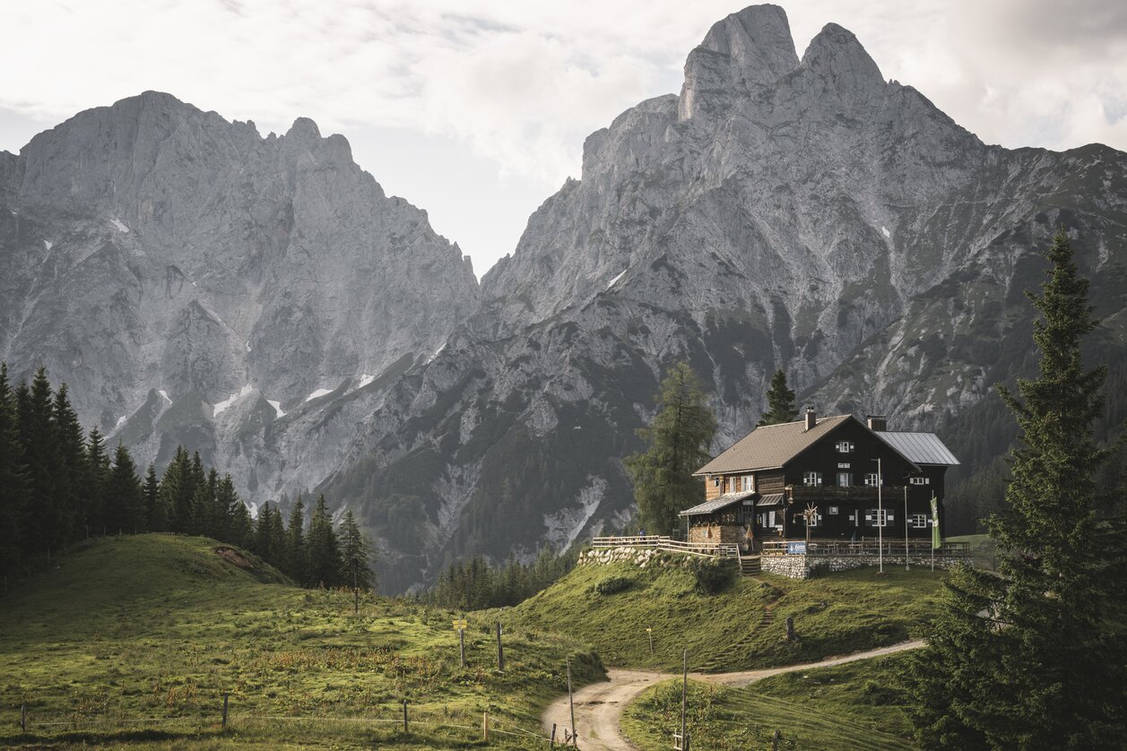 Mödlinger Hütte vor Reichensteinmassiv | © Nationalpark Gesäuse | Stefan Leitner | Bild-Nutzung nur in Zusammenhang mit dem Nationalpark Gesäuse möglich.