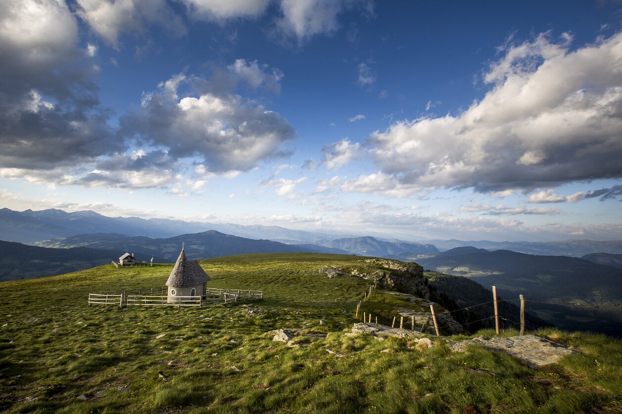 Frauenalpe, Blick vom Gipfel, Bernhard-Fest-Hütte, Apollonia-Kapelle | © STG | Tom Lamm