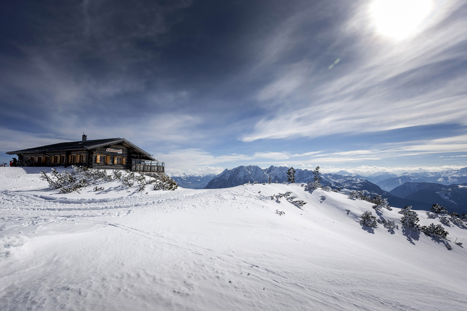 Winter hiking with a view over Tauplitz, Kriemandl cabin (1880 m sea level), Ausseerland | © Steiermark Tourismus | Tom Lamm