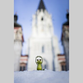 Steiermark-Wetterfrosch in Mariazell vor der Basilika | © STG | Tom Lamm