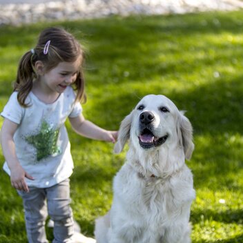 Mädchen mit Hund | © STG | Tom Lamm
