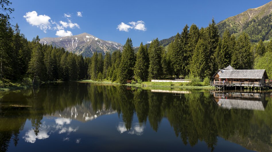 Pile-dwelling village in Hohentauern with Bösenstein mountain | © Steiermark Tourismus | Harry Schiffer