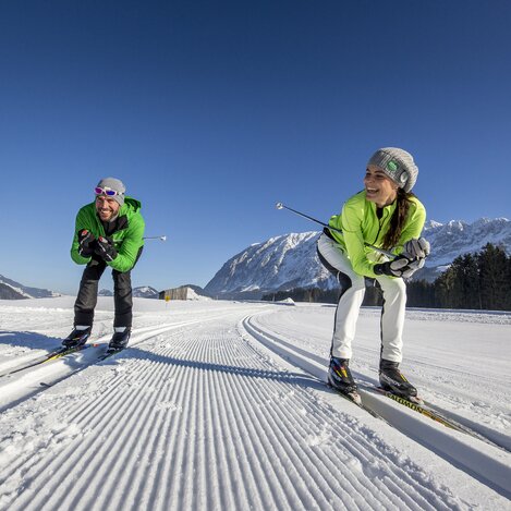 Langlaufen mit Blick auf den Grimming | © STG | Tom Lamm