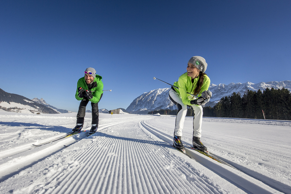 Cross-country skiing with view of the Grimming | © Steiermark Tourismus | Tom Lamm