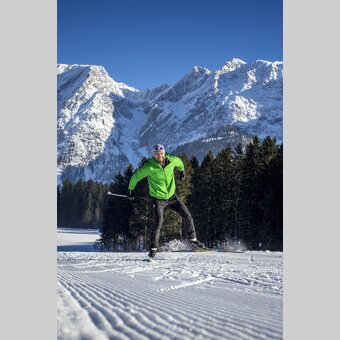Langlaufen mit Blick auf den Grimming | © STG | Tom Lamm