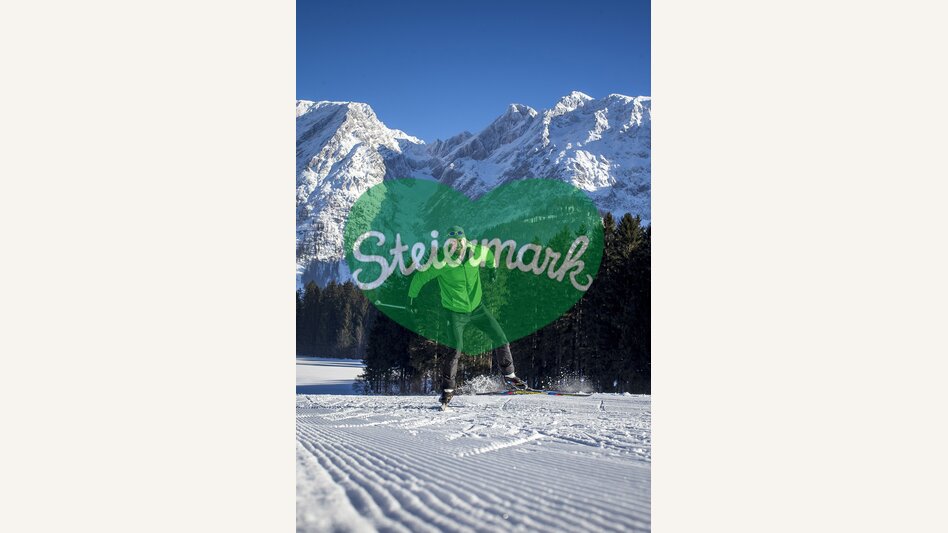 Langlaufen mit Blick auf den Grimming | © STG | Tom Lamm