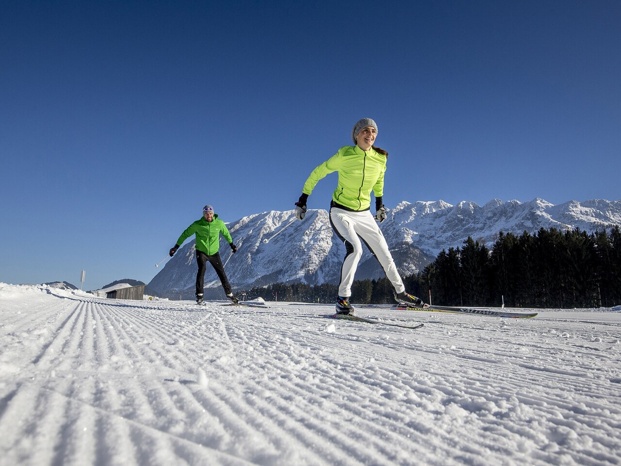 Cross-country skiing with view of the Grimming | © Steiermark Tourismus | Tom Lamm