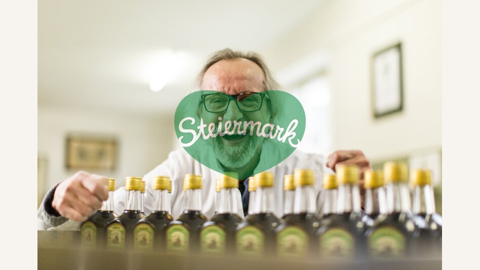 Cajetan Arzberger mit den Likören seiner Likörmanufaktur in Mariazell | © STG | Tom Lamm