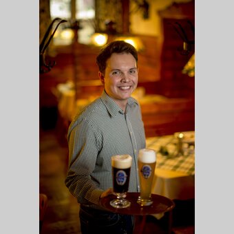 Johannes Girrer mit seinem Bier in Mariazell, einem Mariazeller Alt und Zeller Gold | © STG | Tom Lamm