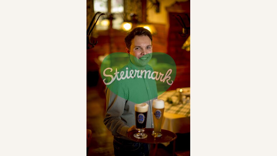 Johannes Girrer mit seinem Bier in Mariazell, einem Mariazeller Alt und Zeller Gold | © STG | Tom Lamm