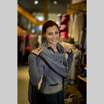 Sehr kleidsam, der Pantherstrick im Kaufhaus Caj. Arzberger in Mariazell, seit 1871 | © STG | Tom Lamm