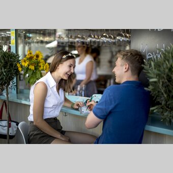 Städteurlaub in Graz. Was machen wir als nächstes? Tagesplaung am Kaiser Josef Markt. | © STG | Tom Lamm