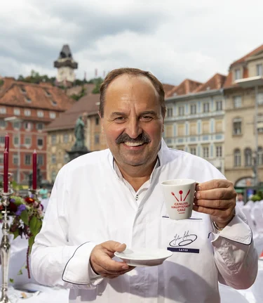 Johann Lafer, kulinarischer Botschafter der Steiermark, bei der Langen Tafel in Graz | © STG | Harry Schiffer