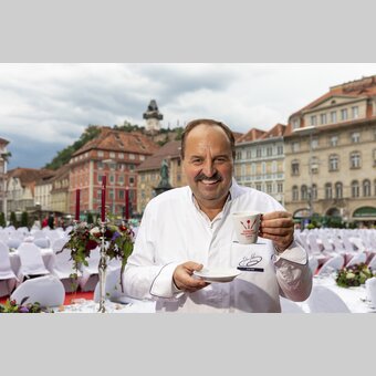 Johann Lafer, kulinarischer Botschafter der Steiermark, bei der Langen Tafel in Graz | © STG | Harry Schiffer