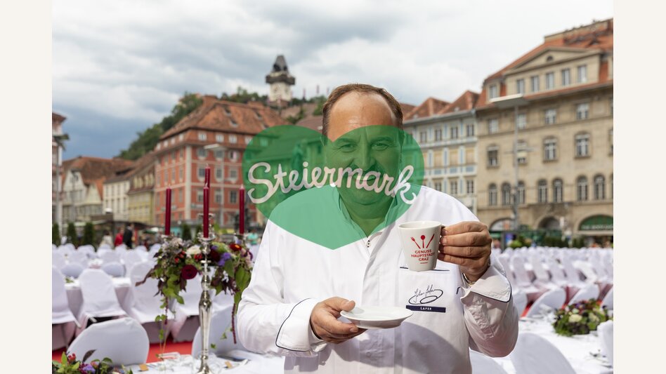 Johann Lafer, kulinarischer Botschafter der Steiermark, bei der Langen Tafel in Graz | © STG | Harry Schiffer