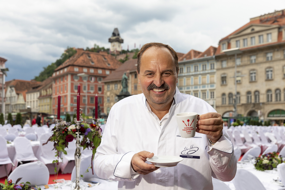 Johann Lafer, kulinarischer Botschafter der Steiermark, bei der Langen Tafel in Graz | © STG | Harry Schiffer