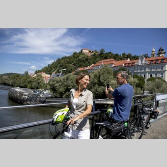 Radfahren in Graz am Mursteg mit Murinsel | © STG | Tom Lamm