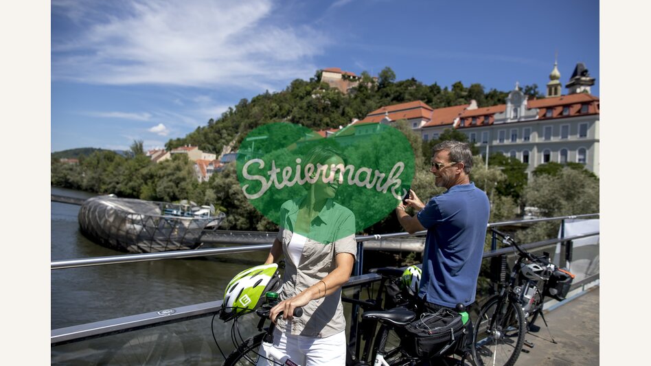 Radfahren in Graz am Mursteg mit Murinsel | © STG | Tom Lamm