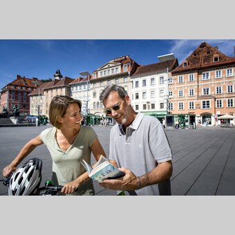 Radfahren am Murradweg, in Graz, Hauptplatz | © STG | Tom Lamm