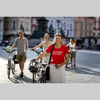Radfahren am Murradweg, in Graz mit Radführung durch GrazGuide Claudia Kastner, am Hauptplatz | © STG | Tom Lamm
