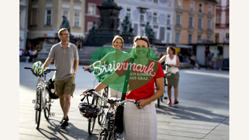 Radfahren am Murradweg, in Graz mit Radführung durch GrazGuide Claudia Kastner, am Hauptplatz | © STG | Tom Lamm