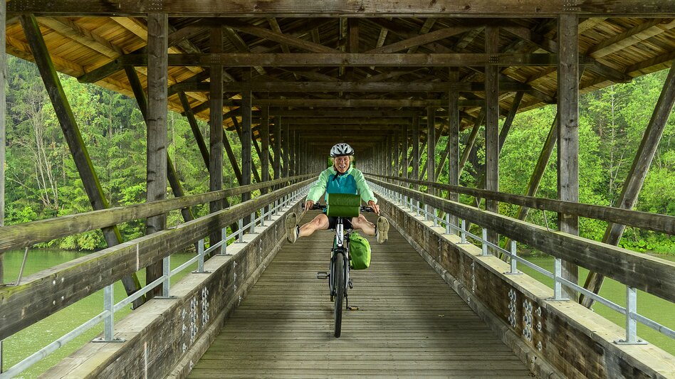 Cycle wood bridge on the Mur cycle path | © Steiermark Tourismus | pixelmaker.at